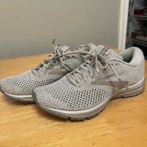 Brooks Revel 2 sneaker in gray and gold size 8